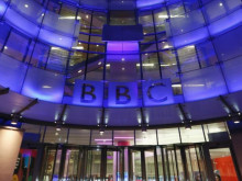 Назрява огромен скандал в BBC заради водещ, който плащал на тийнейджърка за голи снимки, а тя си купувала дрога