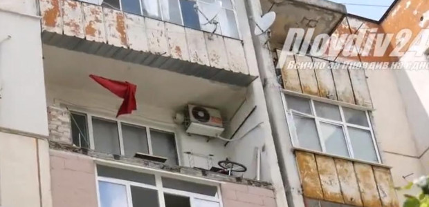 TD В петък част от балкон на 43 годишна сграда се откърти