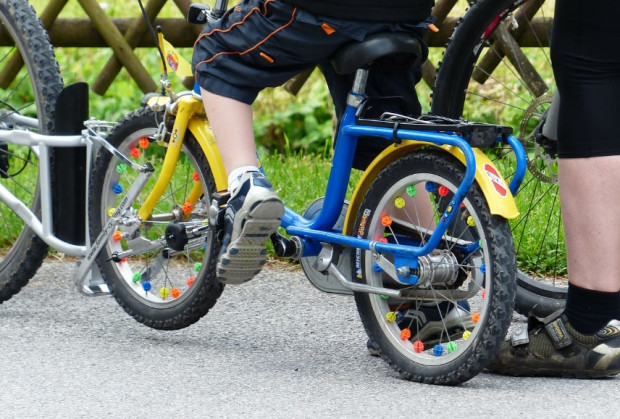 Карането на детски велосипед е безопасно само ако малчуганите са