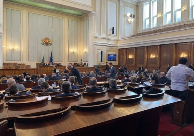 Опозицията говори повече в пленарна зала При гласуванията на закони