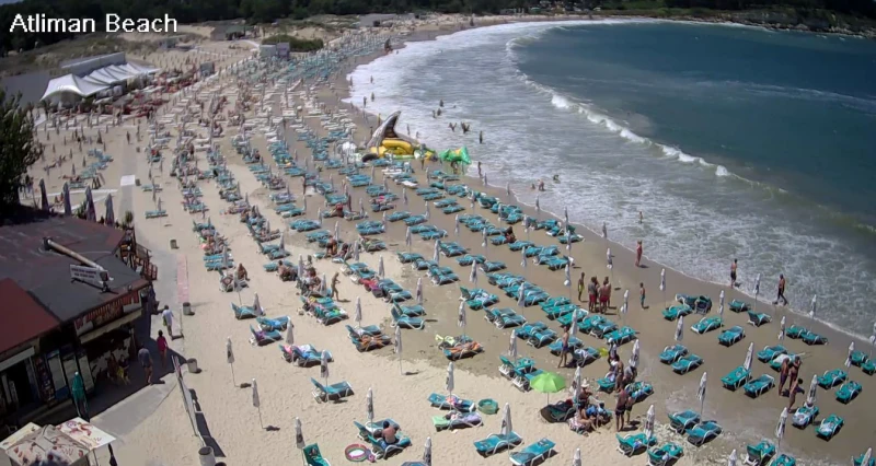 Морето "отхапа" половината плаж в известен наш курорт