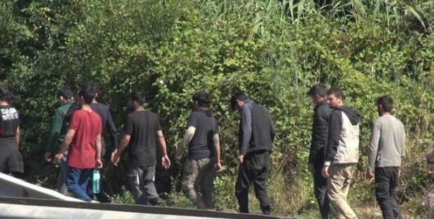 Откриха 18 мигранти в тайник в Бургас
