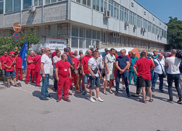 Шофьори на линейки излязоха днес на протест във Варна предаде