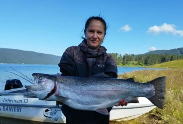 Туристи извадиха гигантска риба от водите на яз Доспат съобщава вестник