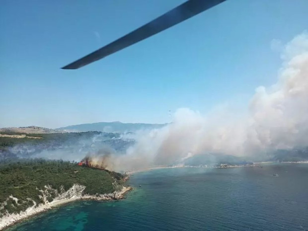Горски пожари бошуват в  Алиага област в провинция Измир в