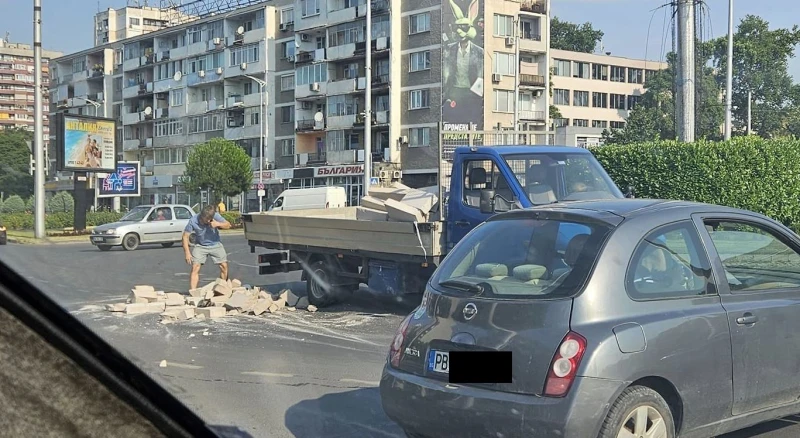 Камион изсипа тухли на оживено кръстовище в Пловдив