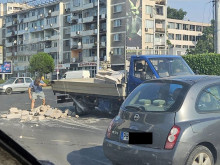 Камион изсипа тухли на оживено кръстовище в Пловдив