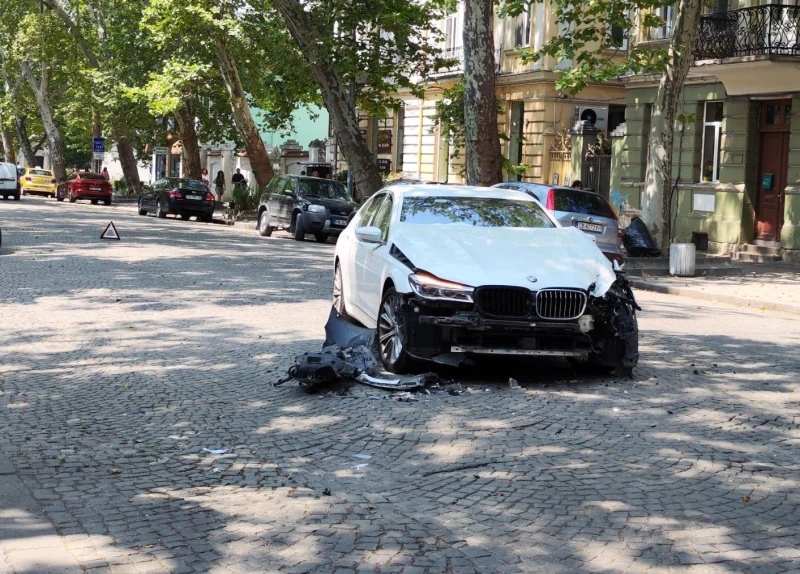 Лъскаво БМВ със сериозни щети след ПТП на ул. "Иван Вазов"