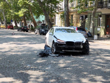Лъскаво БМВ със сериозни щети след ПТП на ул. "Иван Вазов"