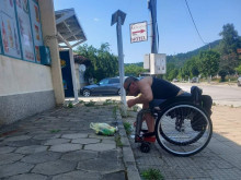 Републикански шампион чисти боклуци, изхвърлени на тротоар