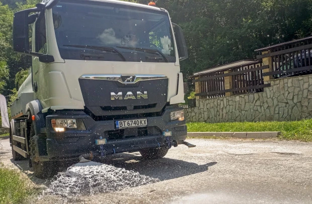 Пръскат улиците в Търговище заради високите температури