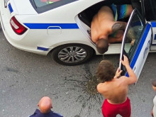 Повръщащият в патрулката шофьор - на 22 години, много пиян и добре познат на МВР