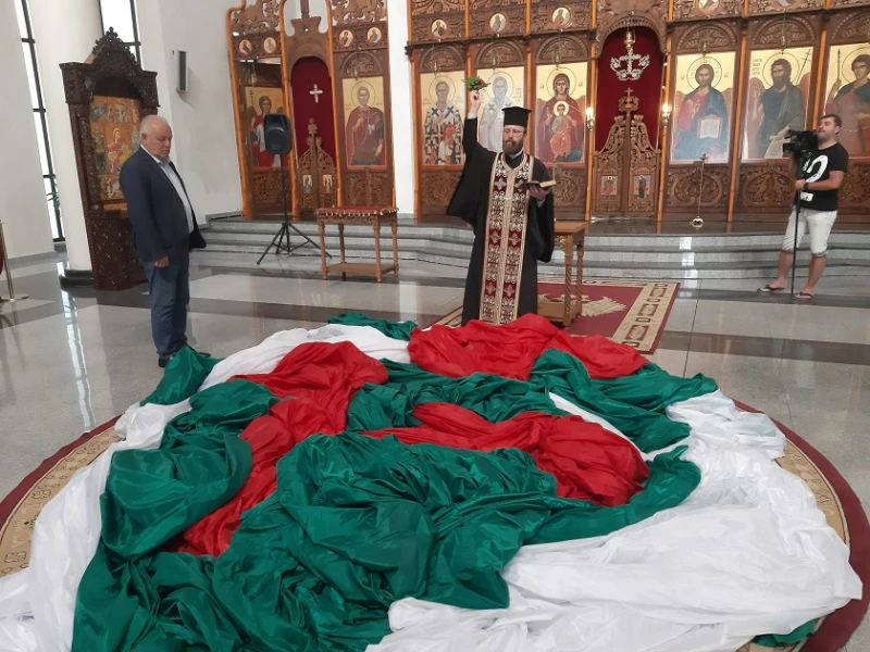Осветиха знамето, което утре ще се развее на пилон "Рожен"
