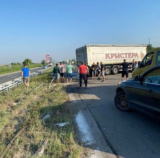 Огромна тапа на магистрала "Хемус", заради авариралия тир