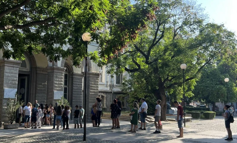 Опашка пред Хуманитарната гимназия в Пловдив