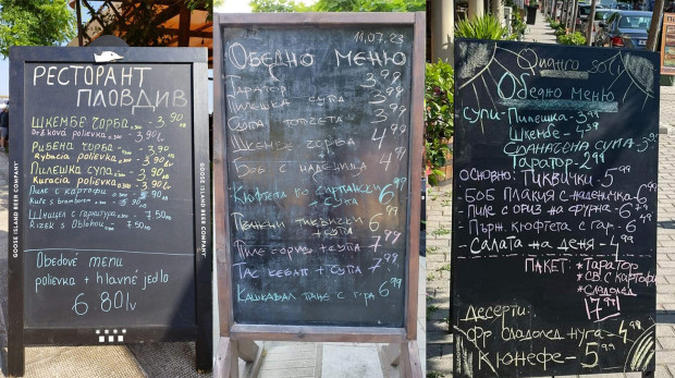 Туристка сподели в социалните мрежи снимки на обедното меню в