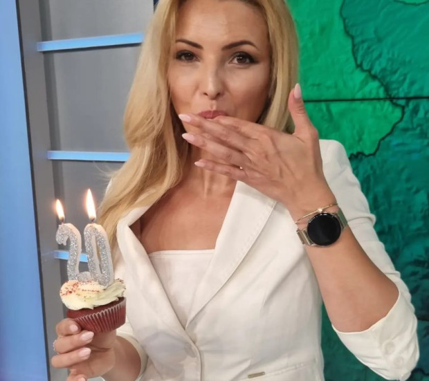 Красивата синоптичка на БНТ Ева Кикерезова има повод да почерпи