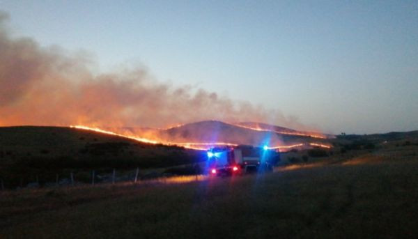 Голям пожар бушува край бургаското село Изворище Няколко екипа на