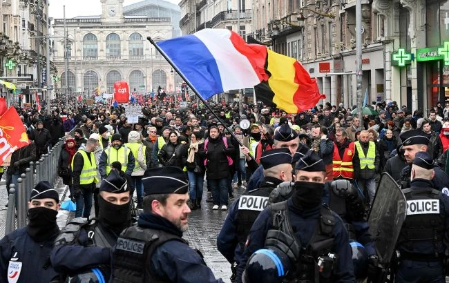 За да се избегнат безредици: Във Франция задействат 45 000 полицаи за Деня на Бастилията
