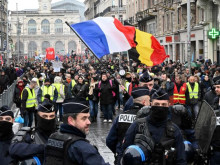 За да се избегнат безредици: Във Франция задействат 45 000 полицаи за Деня на Бастилията