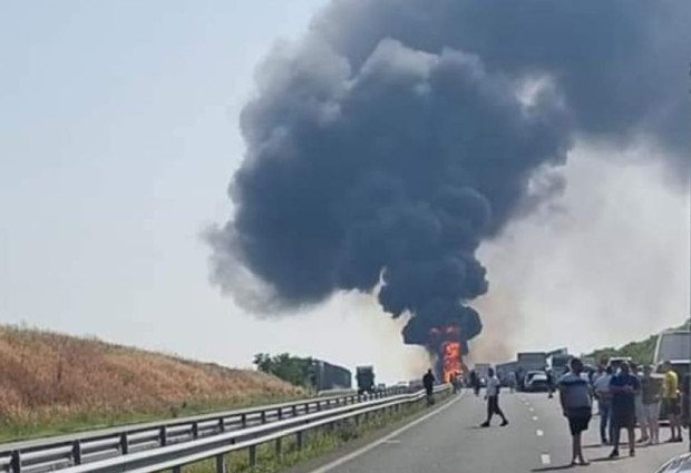 Камион пламна на магистрала Тракия в посока Бургас, научи Varna24.bg.