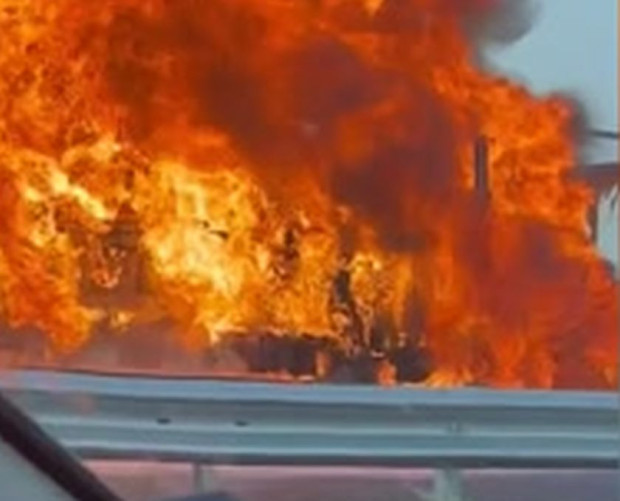 Фокус разполага с първи кадри от пламналото ремарке на камион