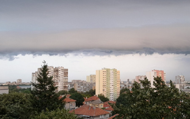 </TD
>Тъмни облаци като стена покриват Русе, предават от Метео Balkans. Метеоролози съобщават,
