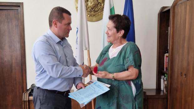 </TD
>Кметът Пенчо Милков връчи златна значка на популярната естрадна певица