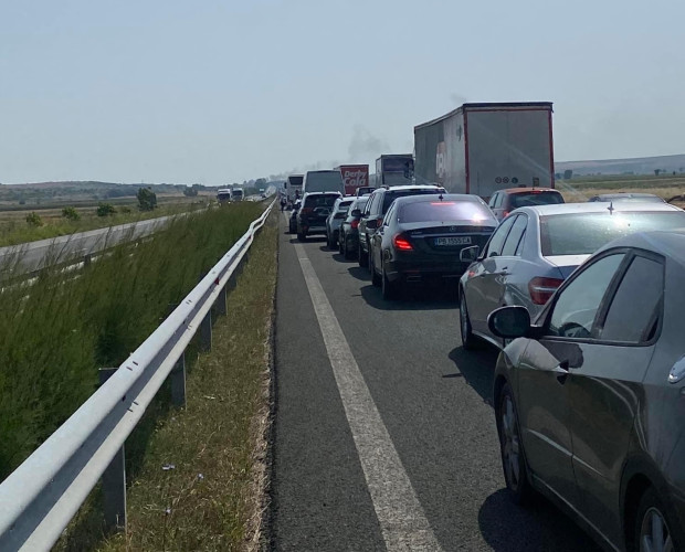 Камион се запали при 270 ия км на автомагистрала Тракия Тежкотоварният