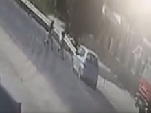 Камера засне как автомобил блъска безумно пресичаща девойка на Околовръстното