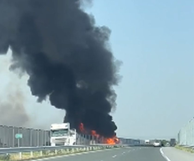 Пожарът на товарния автомобил е причинил щети по пътната настилка