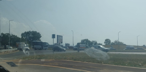 </TD
>Моторист е бил блъснат на кръговото кръстовище на Адата, разбра Plovdiv24.bg. Във