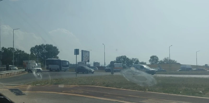 Моторист е блъснат на кръговото на Адата