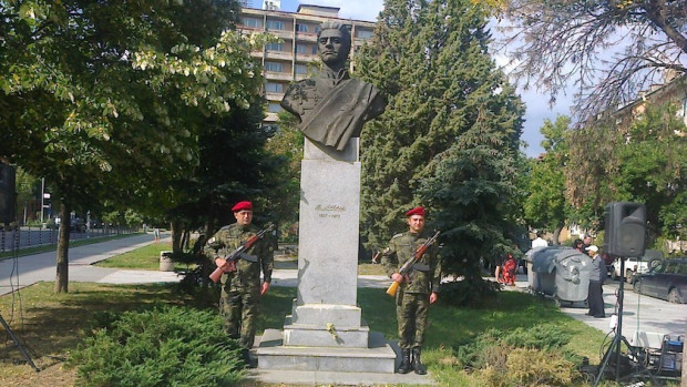 TD С полагане на цветя пред бюст паметника на Васил