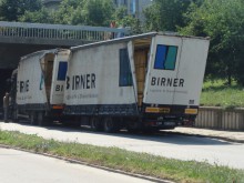 Камион се разби под мост, шофьорът вини липсата на знаци