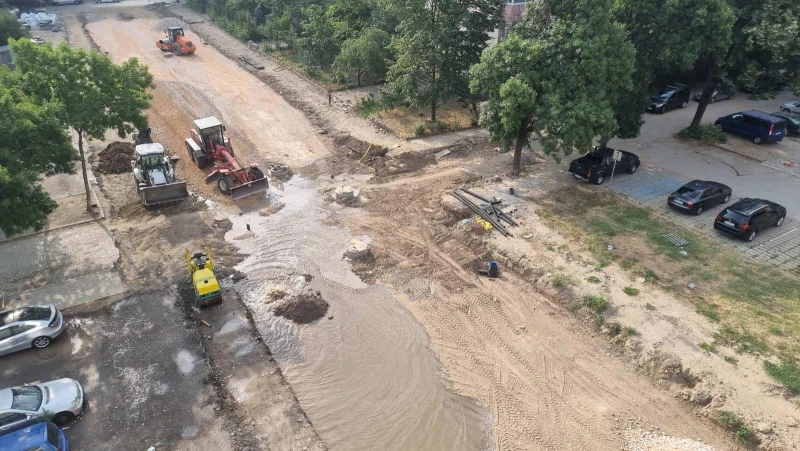 Нов проблем на ул."Даме Груев"! Спукан водопровод превърна улицата в река
