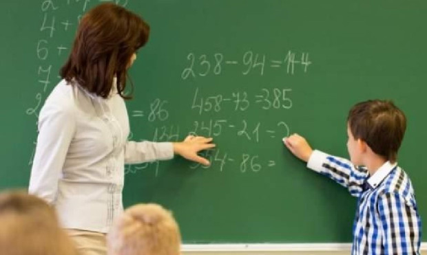Училищни директори алармират че въпреки очаквания ръст на учителските заплати