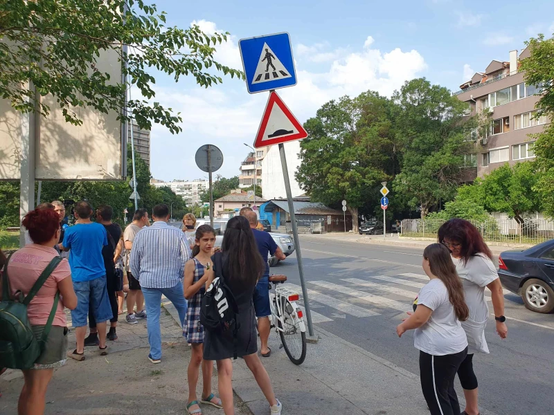 Пълно безхаберие: Знаците на мястото, където загина 13-годишно дете, са обърнати обратно