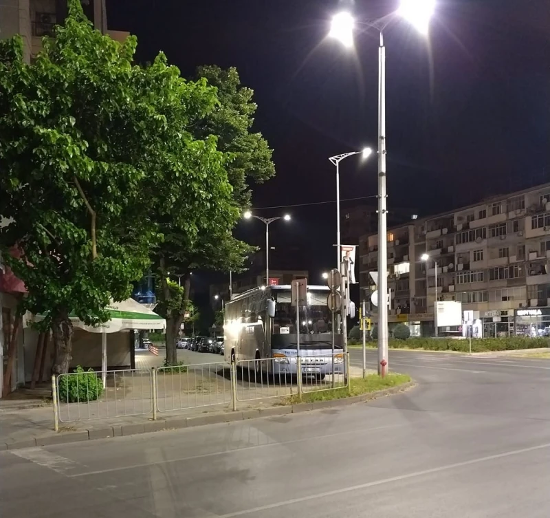Автобус паркира на тротоар на оживено кръстовище в Пловдив
