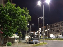 Автобус паркира на тротоар на оживено кръстовище в Пловдив