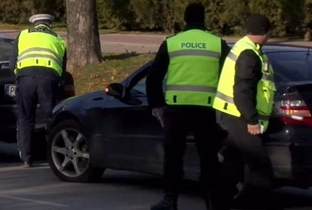 Трима българи са ранени при катастрофа с полицейска кола в