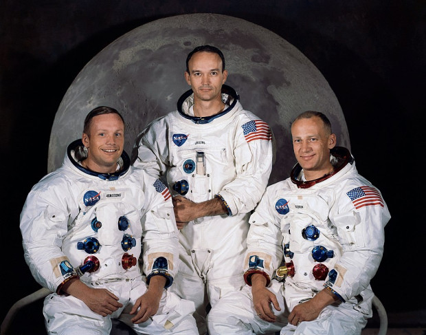 Пилотираният космическия кораб Аполо 11 е третият апарат от серията Аполо изпратен