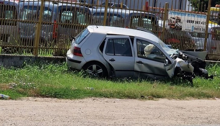 Автомобил се заби в ограда на излизане от Русе, двигателят излетя