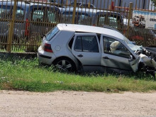 Автомобил се заби в ограда на излизане от Русе, двигателят излетя