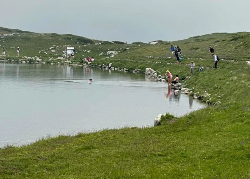 Туристи се къпаха в едно от Седемте рилски езера