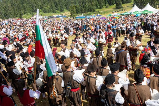 Над 300 000 българи от цял свят събраха откриването на монумента