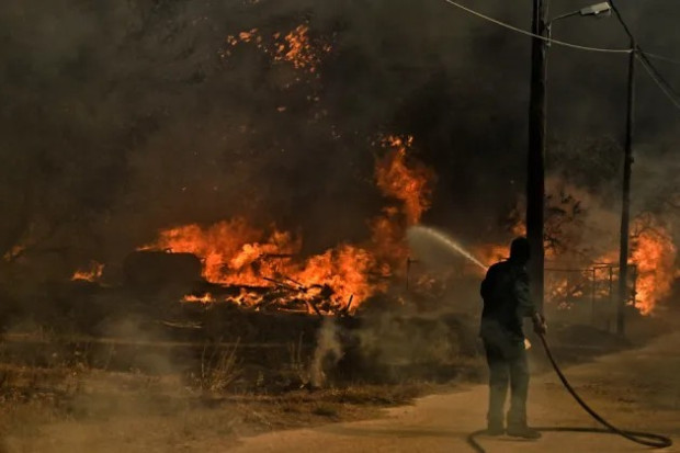 Силни пожари бошуват в много райони на Гърция Наземни и