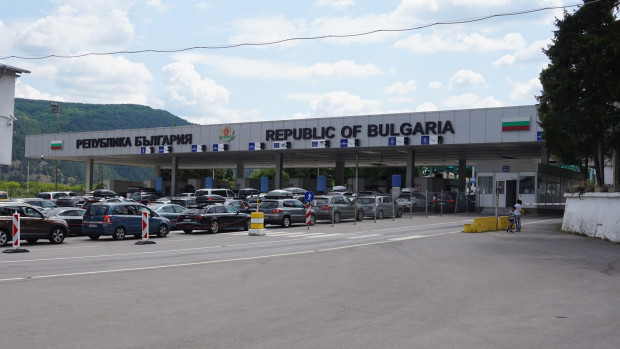 Огромни тапи и часове на чакане за влизане в България.