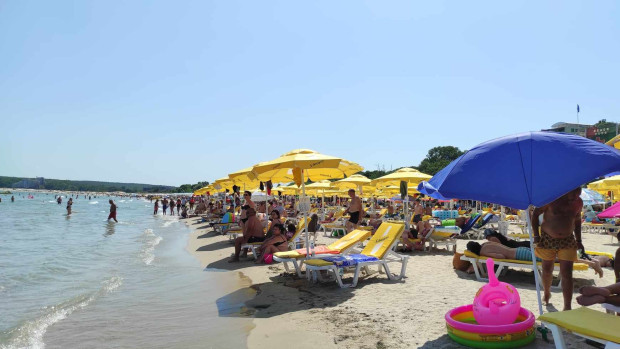 На Северния плаж в Бургас цените остават най ниски за Южното