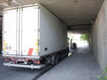 За втори пореден ден - камион се заклещи под моста на "Васил Априлов"